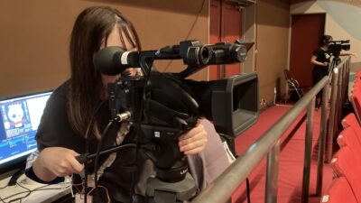 カメラで撮影中の様子