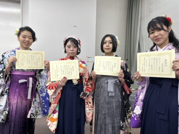 左から順に受賞者の堀田李緒奈さん、長谷川美月さん、増田早智さん、宮田紗希さんが賞状を手にもって横に並んでいる写真。