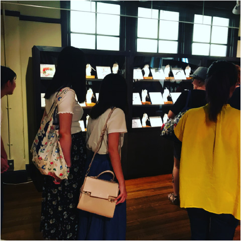 展示を見学している様子の写真