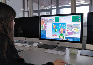 学生がパソコンを操作している様子の写真