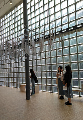 学生が見学している様子の写真