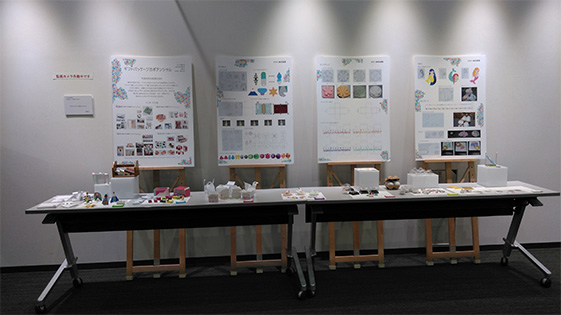 卒業制作を展示している様子の写真