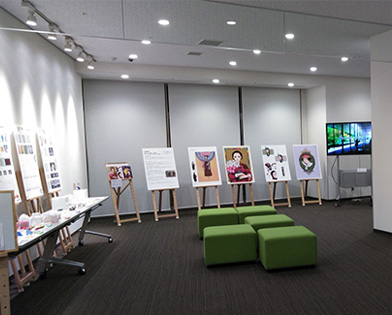 卒業制作を展示している様子の写真