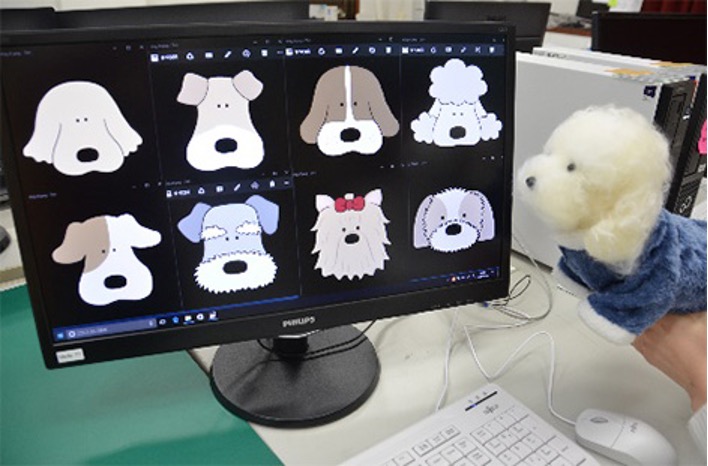 左にWebサイト、右に犬型ロボットがいる画像