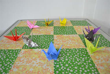 鶴の折り紙が円上に配置されているシーンの画像